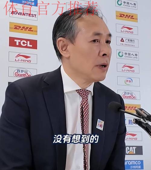 许利民赛后逗起杰曼小宝宝，同时与马帝昂家人进行互动